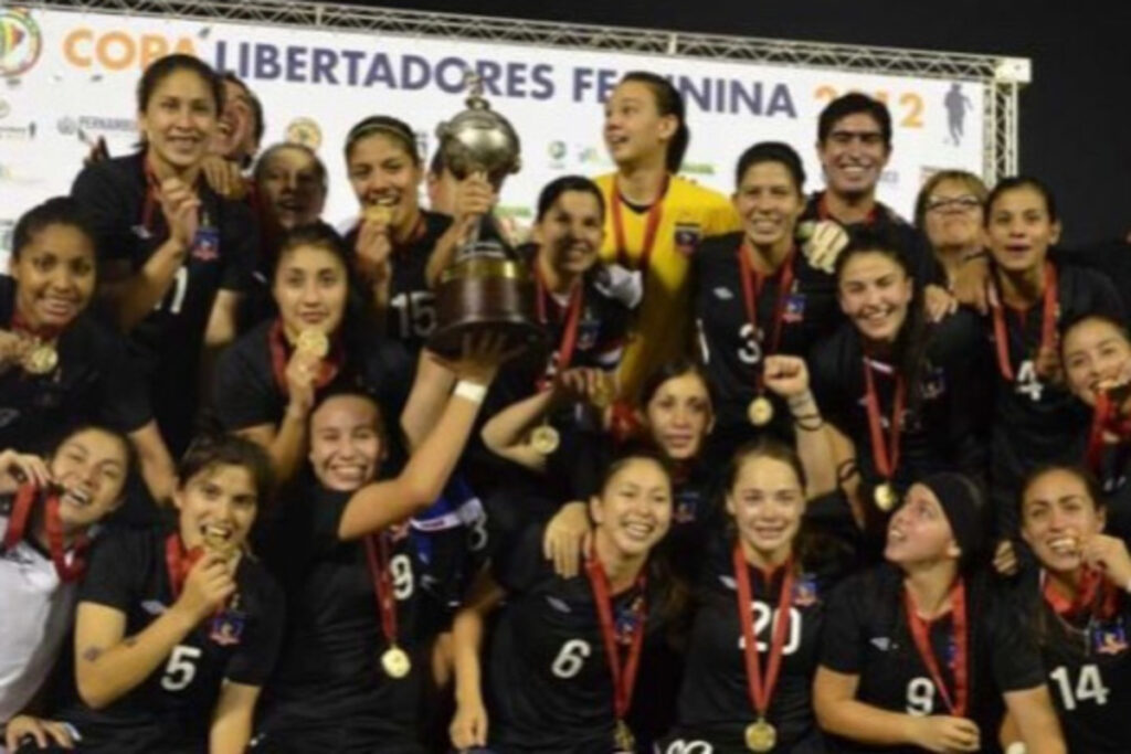 Las jugadoras de Colo-Colo Femenino levantando la Copa Libertadores 2012