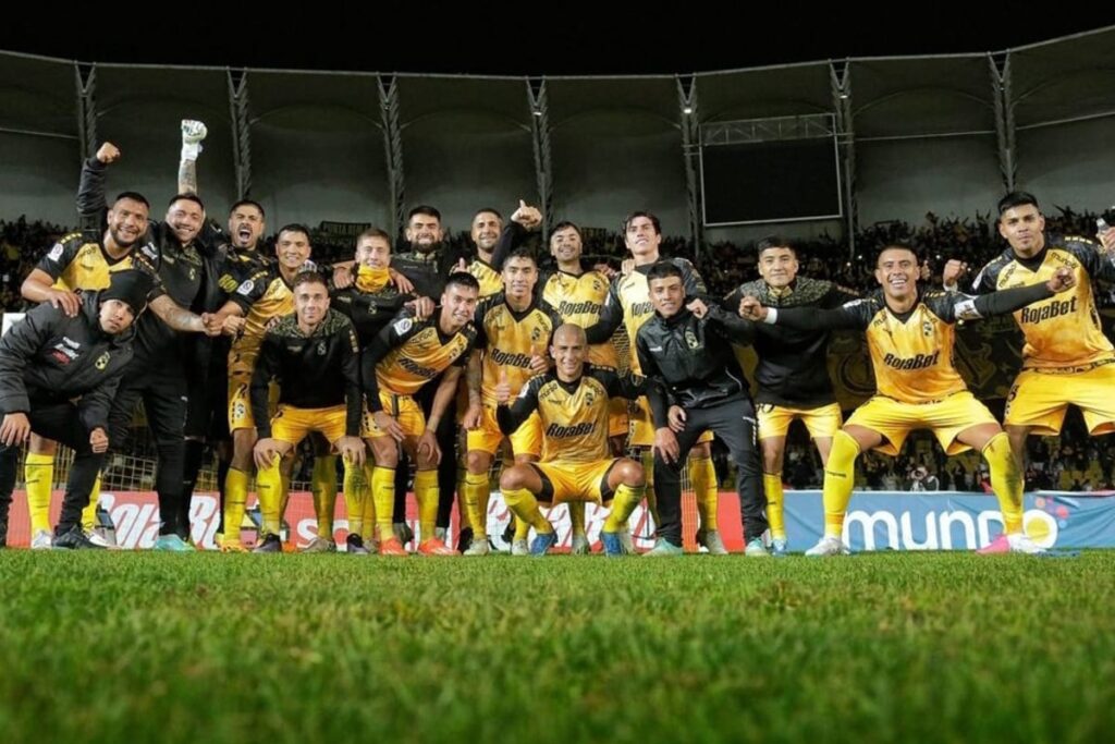 Jugadores de Coquimbo Unido formados tras ganar un partido