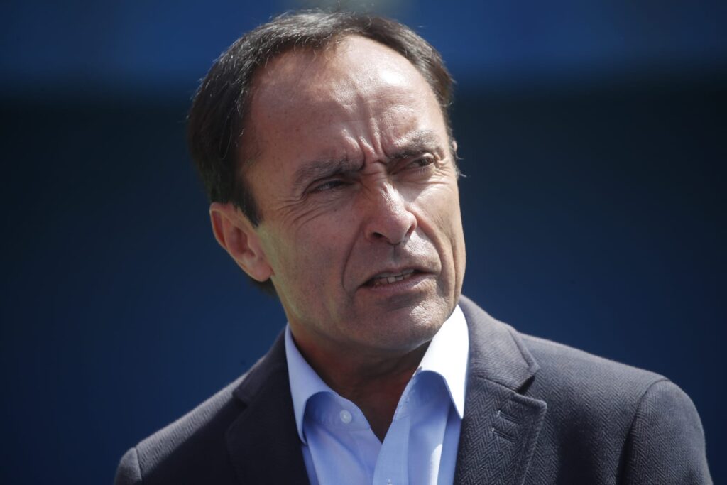 Primer plano al rostro de Jaime Pizarro con traje dando declaraciones.