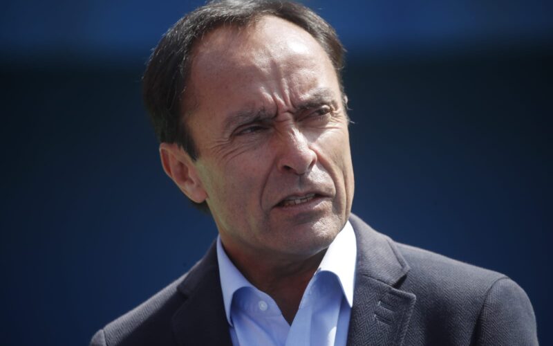Primer plano al rostro de Jaime Pizarro con traje dando declaraciones.