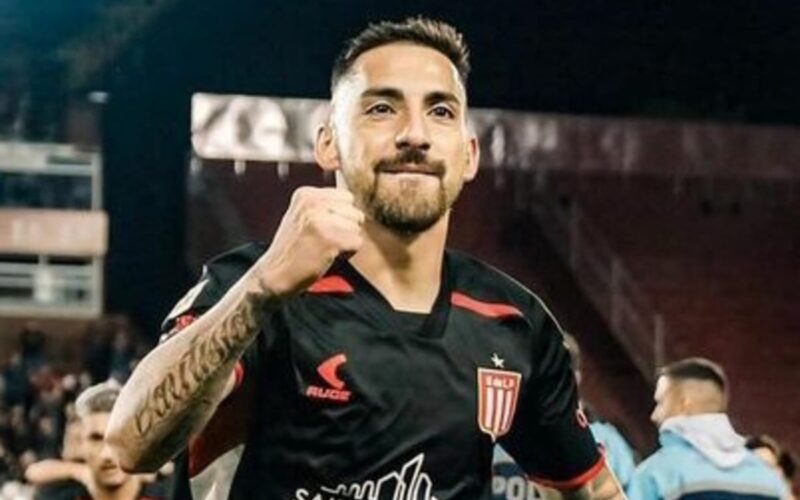 Javier Correa celebrando un gol con Estudiantes de La Plata.