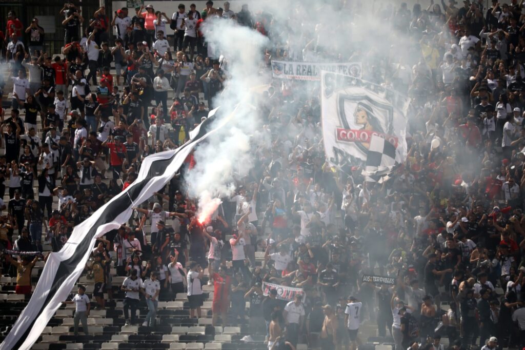 Hinchada de Colo-Colo en el sector Cordillera del Estadio Monumental.