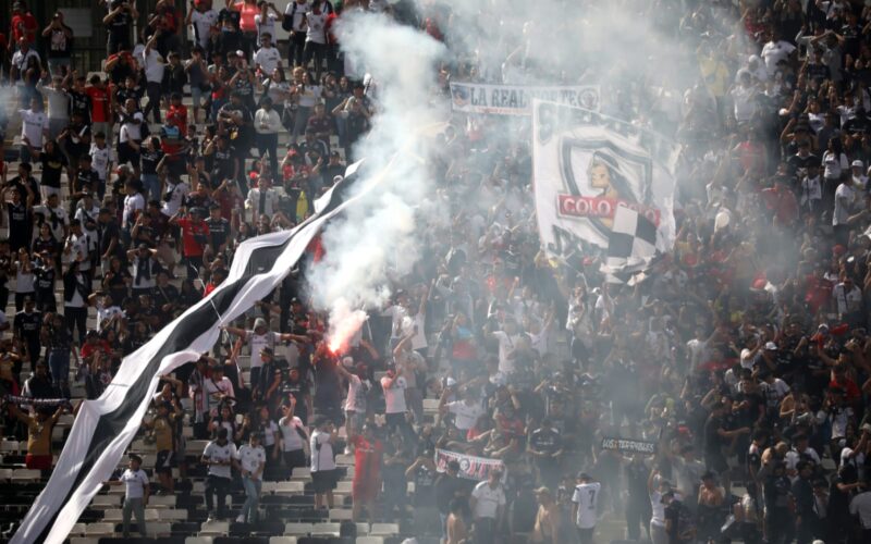 Hinchada de Colo-Colo en el sector Cordillera del Estadio Monumental.