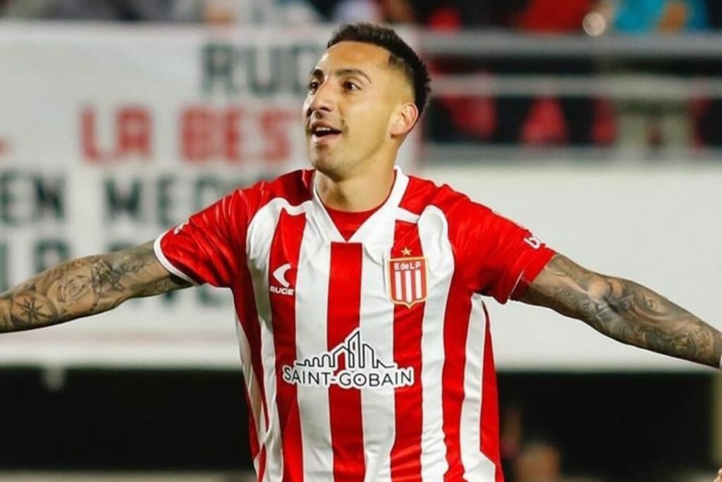 Javier Correa celebrando un gol con Estudiantes de La Plata.