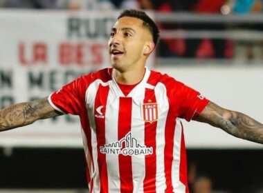 Javier Correa celebrando un gol con Estudiantes de La Plata.