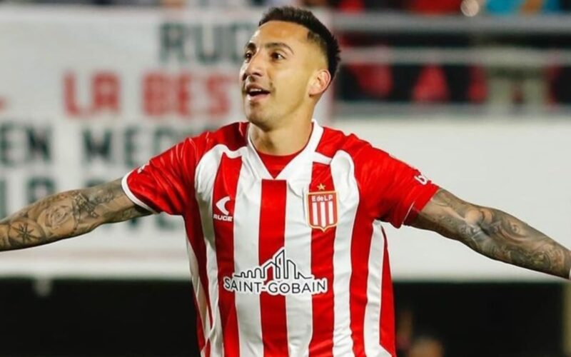 Javier Correa celebrando un gol con Estudiantes de La Plata.