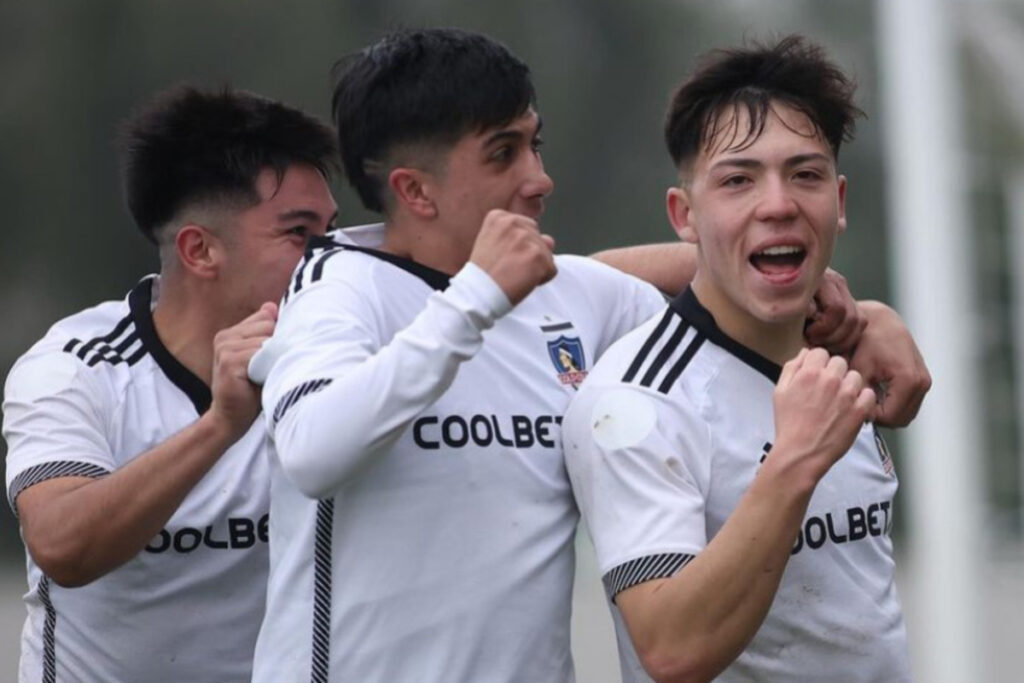 Jugadores de Colo-Colo Proyección celebrando un gol