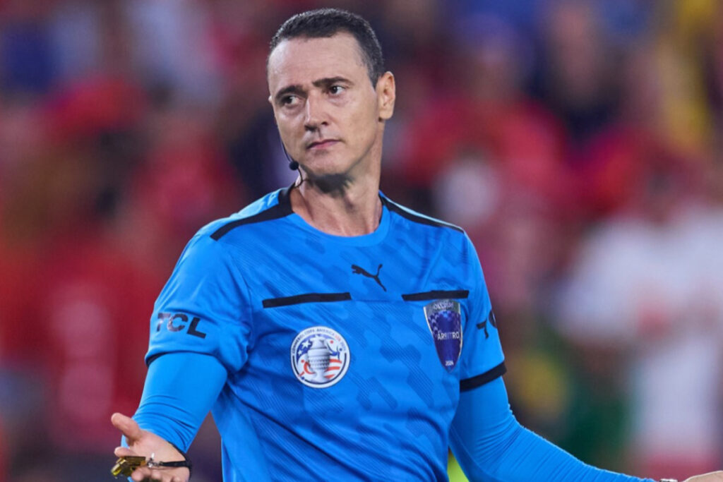 El arbitro Wilmar Roldan durante el partido de Copa America entre Chile contra Canada