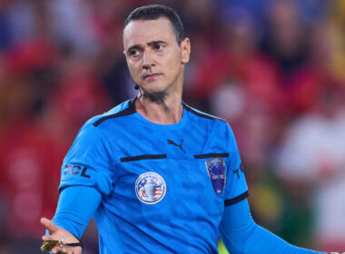 El arbitro Wilmar Roldan durante el partido de Copa America entre Chile contra Canada