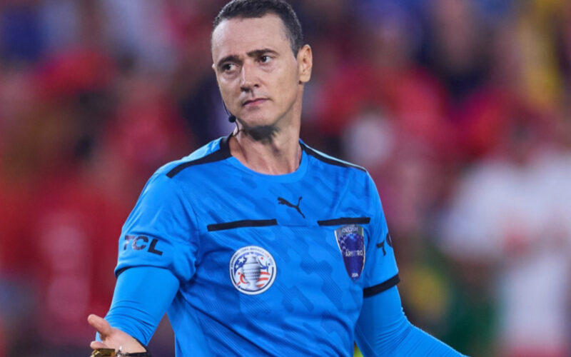 El arbitro Wilmar Roldan durante el partido de Copa America entre Chile contra Canada