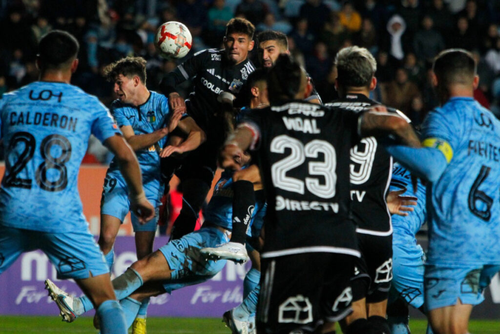 Jugadores de Colo-Colo y Ohiggins disputando el balón