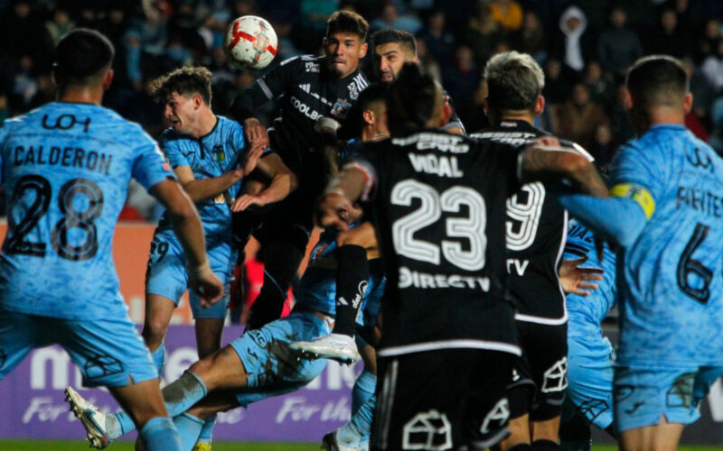 Jugadores de Colo-Colo y Ohiggins disputando el balón