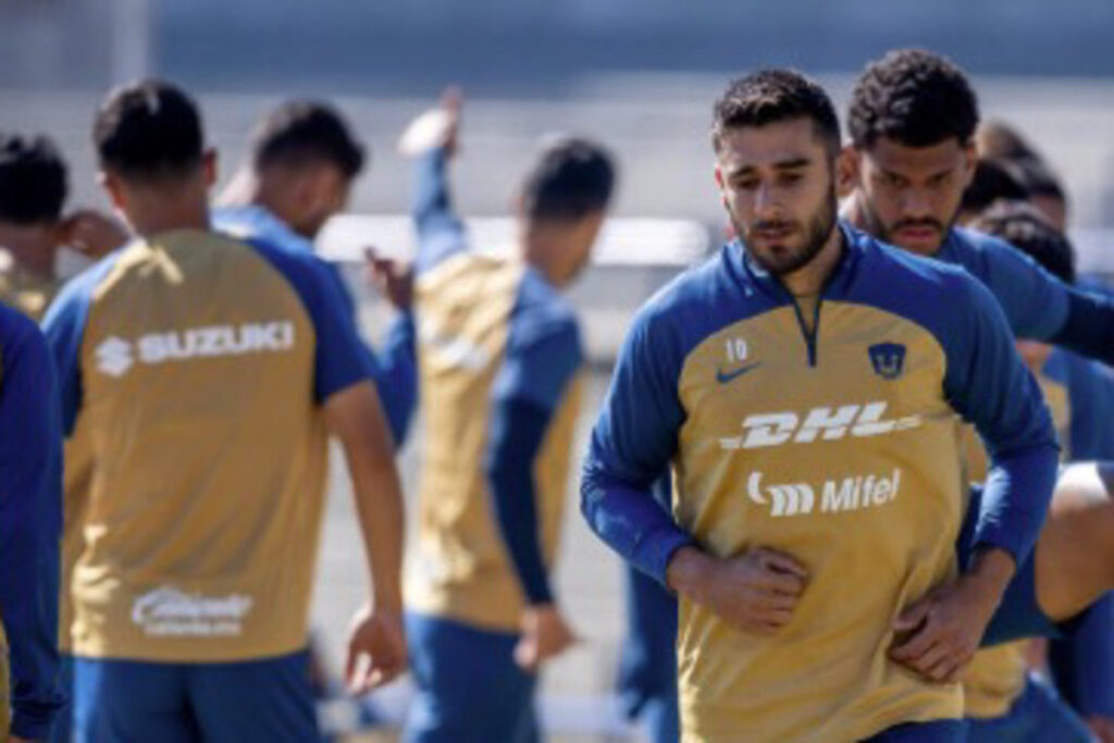 El jugador Eduardo Salvio entrenando en Pumas