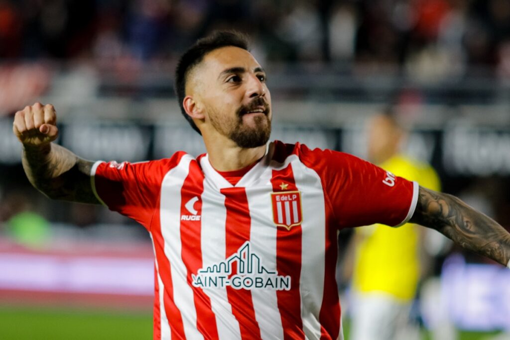 Primer plano de Javier Correa con la camiseta de Estudiantes de La Plata.