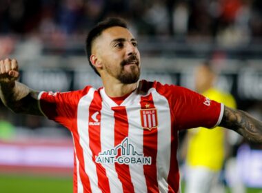 Primer plano de Javier Correa con la camiseta de Estudiantes de La Plata.