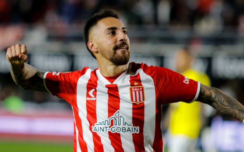Primer plano de Javier Correa con la camiseta de Estudiantes de La Plata.