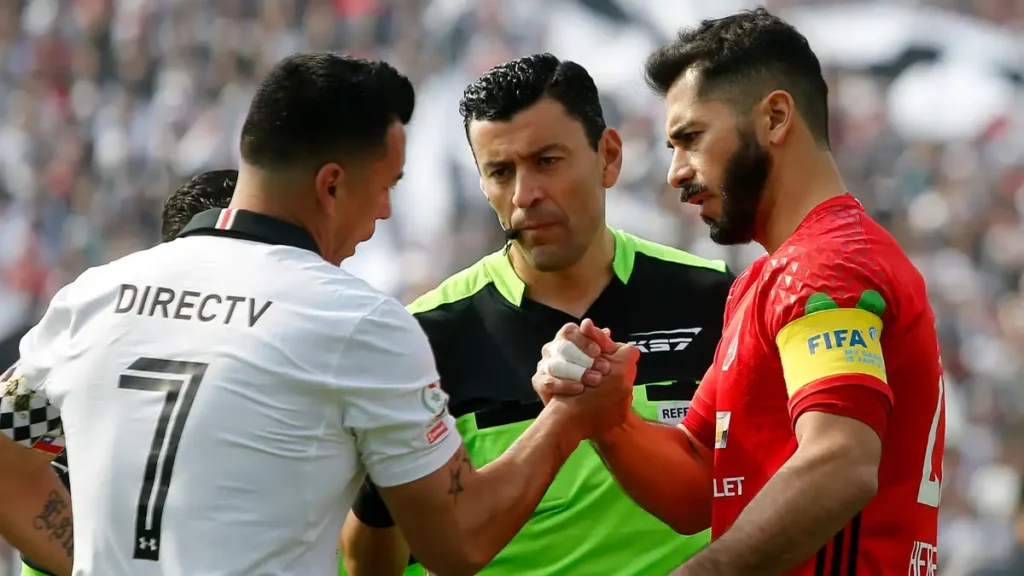 Esteban Paredes y Johnny Herrera estrechando sus manos.