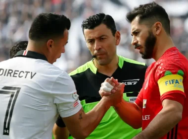 Esteban Paredes y Johnny Herrera estrechando sus manos.
