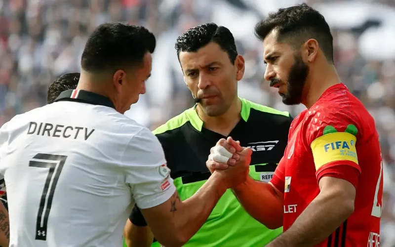 Esteban Paredes y Johnny Herrera estrechando sus manos.