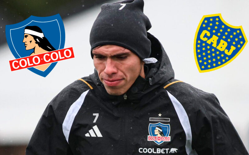 Primer plano de Carlos Palacios con los escudos de Colo-Colo y Boca Juniors.