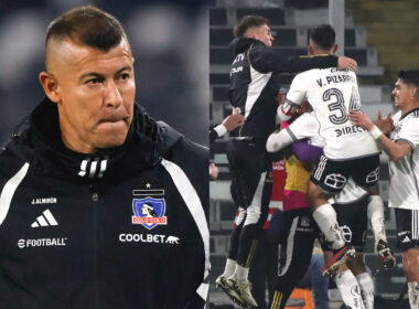 Primer plano de Jorge Almirón. Jugadores de Colo-Colo abrazados celebrando un gol.