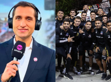 Primer plano de Daniel Arrieta con el micrófono de TNT Sports en su mano. Jugadores de Colo-Colo posando para una foto.