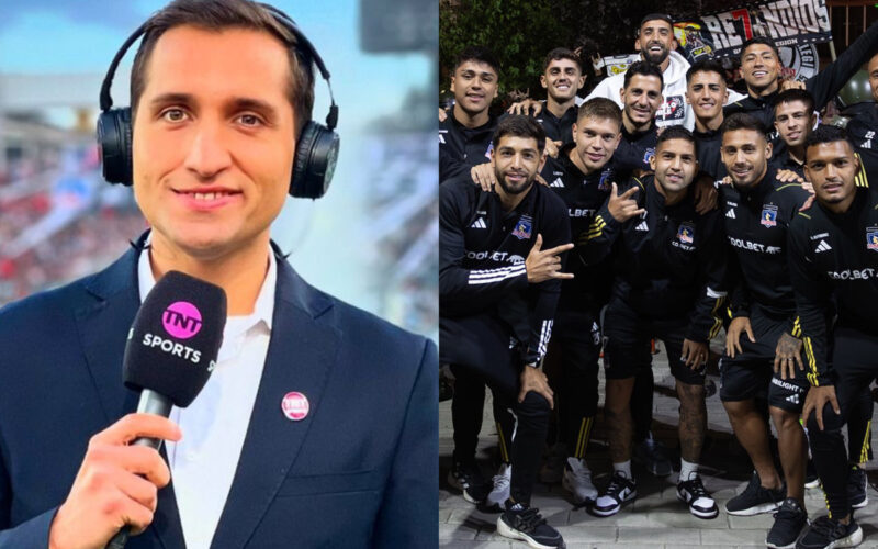 Primer plano de Daniel Arrieta con el micrófono de TNT Sports en su mano. Jugadores de Colo-Colo posando para una foto.