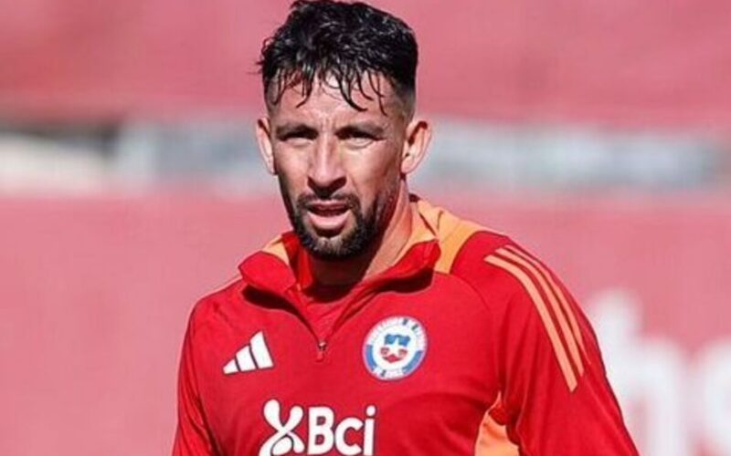 Primer plano de Mauricio Isla con indumentaria de la Selección Chilena.