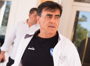 Primer plano de Gustavo Quinteros con indumentaria de Vélez Sarsfield.