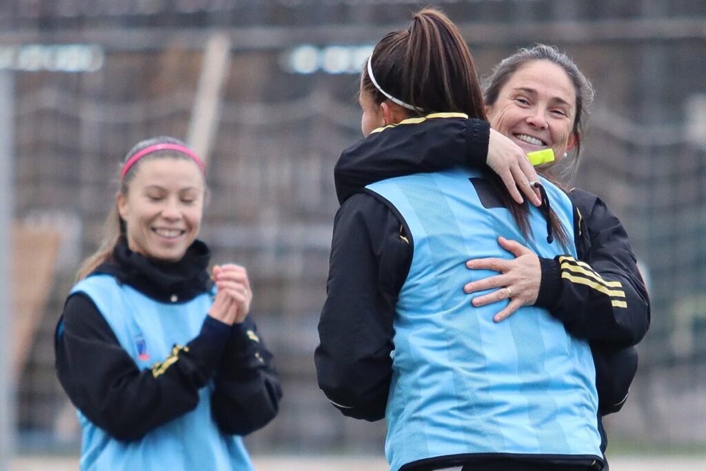 Tatiele Silveira abrazando a una jugadora de Colo-Colo Femenino.