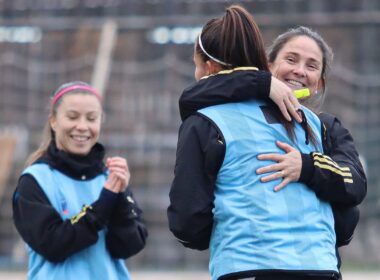 Tatiele Silveira abrazando a una jugadora de Colo-Colo Femenino.