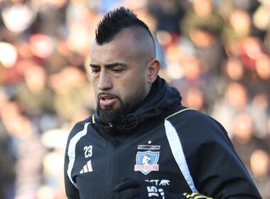 Primer plano de Arturo Vidal con indumentaria de Colo-Colo.