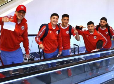 Jugadores de la Selección Chilena sobre una escalera mecánica.