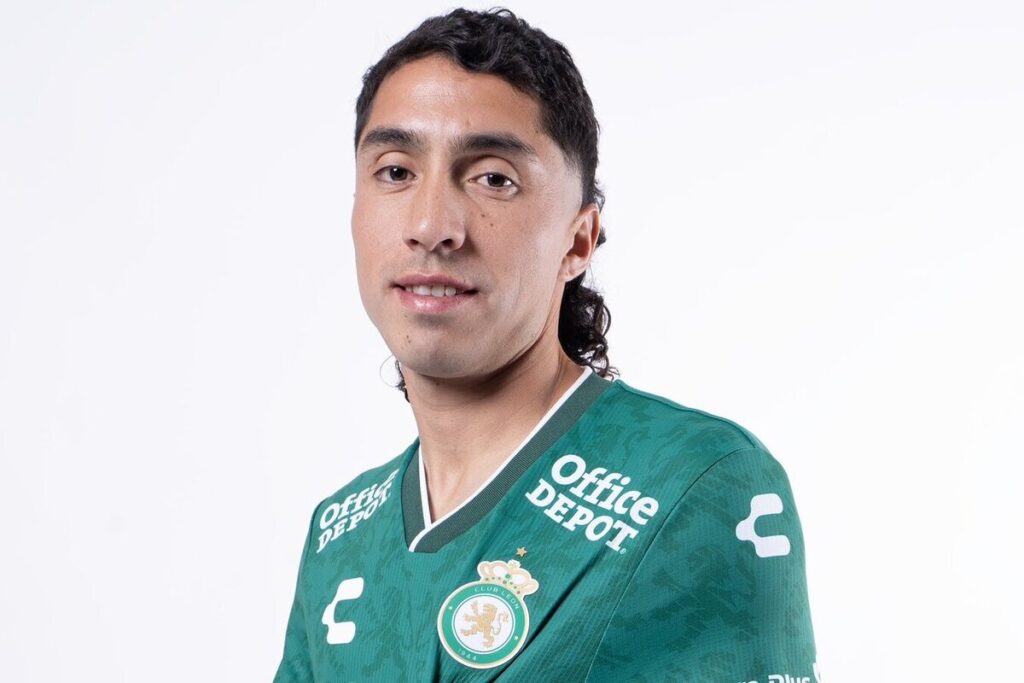 Primer plano de Luciano Cabral con la camiseta del León de México.