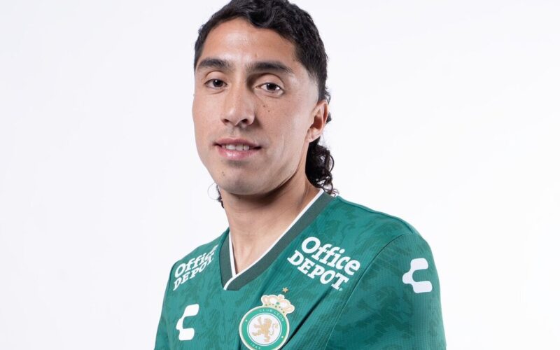 Primer plano de Luciano Cabral con la camiseta del León de México.