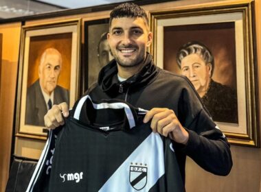 Primer plano de Nicolás Blandi con la camiseta de Danubio en sus manos.