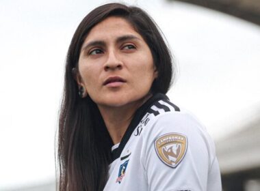 Primer plano de Yenny Acuña con la camiseta de Colo-Colo.