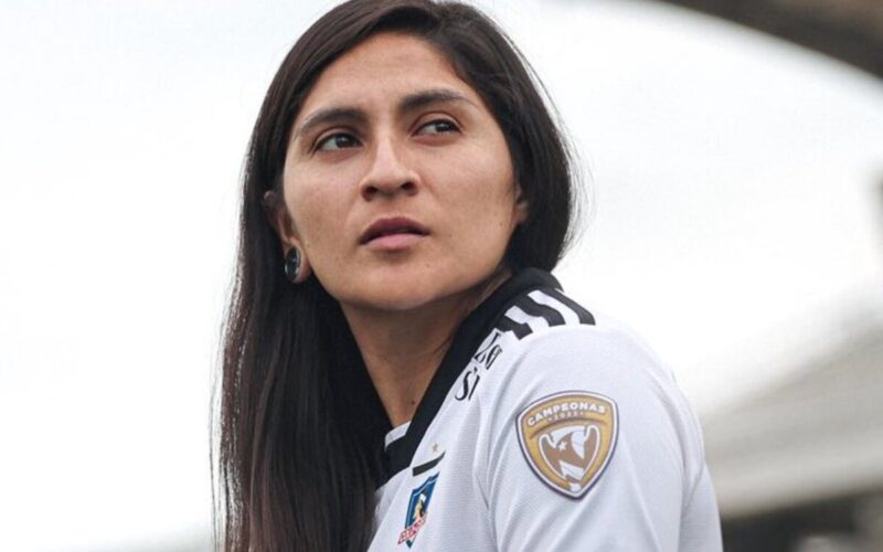 Primer plano de Yenny Acuña con la camiseta de Colo-Colo.