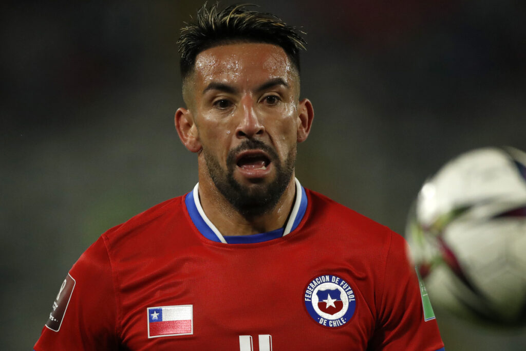Primer plano de Mauricio Isla con la camiseta de La Roja.