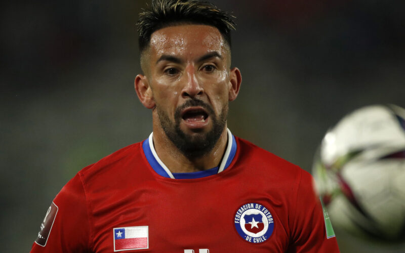Primer plano de Mauricio Isla con la camiseta de La Roja.