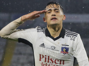 Primer plano de Pablo Solari con la camiseta de Colo-Colo.