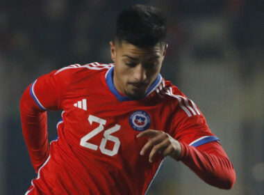 Primer plano de Williams Alarcón con la camiseta de La Roja.
