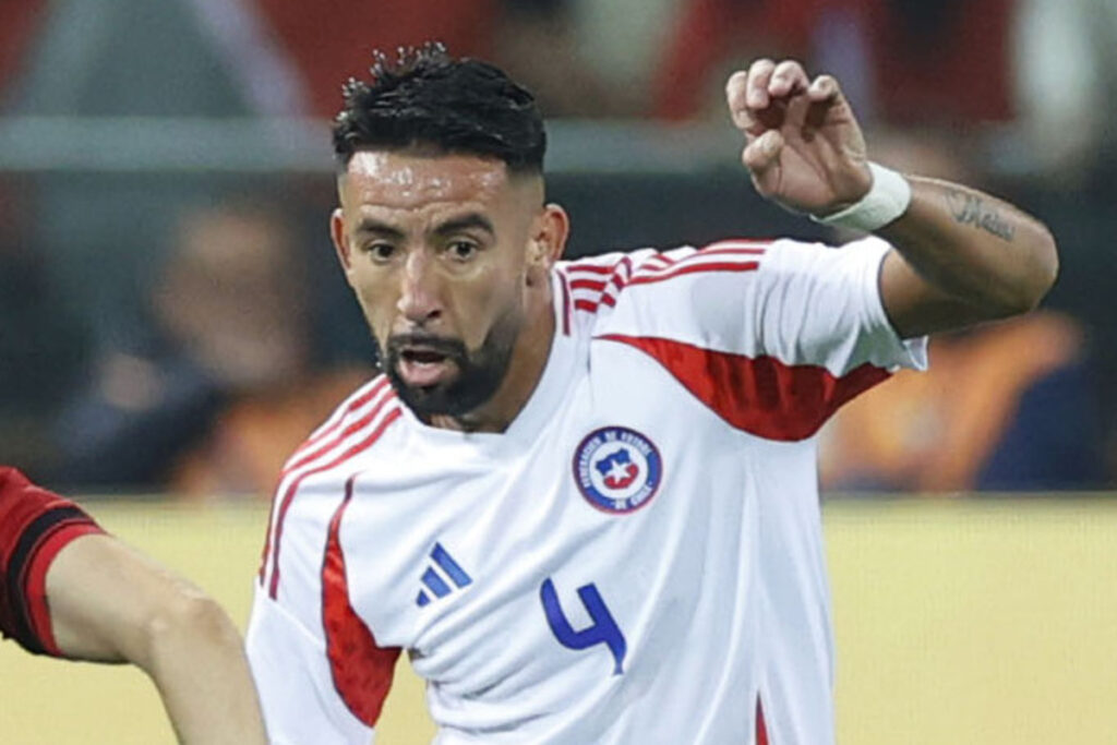 Primer plano de Mauricio Isla con la camiseta de La Roja.