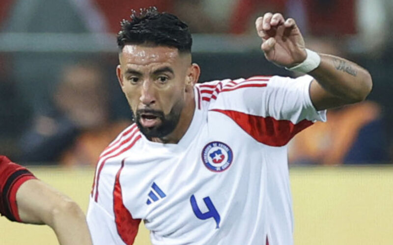 Primer plano de Mauricio Isla con la camiseta de La Roja.