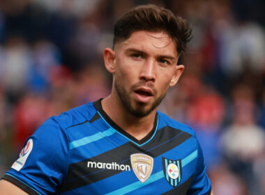 Primer plano de Felipe Loyola con la camiseta de Huachipato.