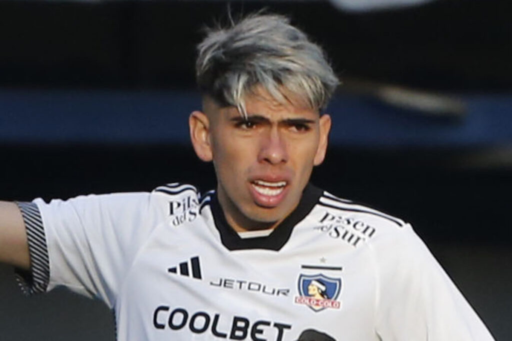 Primer plano de Carlos Palacios con la camiseta de Colo-Colo.