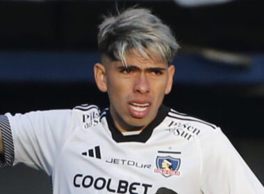 Primer plano de Carlos Palacios con la camiseta de Colo-Colo.