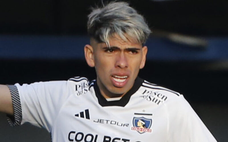 Primer plano de Carlos Palacios con la camiseta de Colo-Colo.