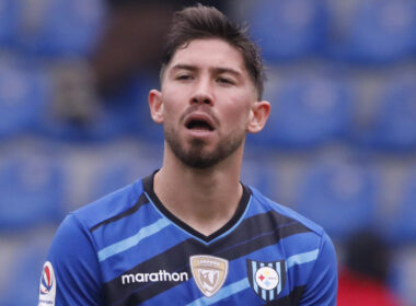 Primer plano de Felipe Loyola con la camiseta de Huachipato.