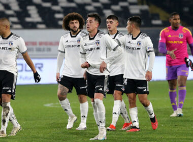 Jugadores de Colo-Colo caminando en la cancha principal del Estadio Monumental